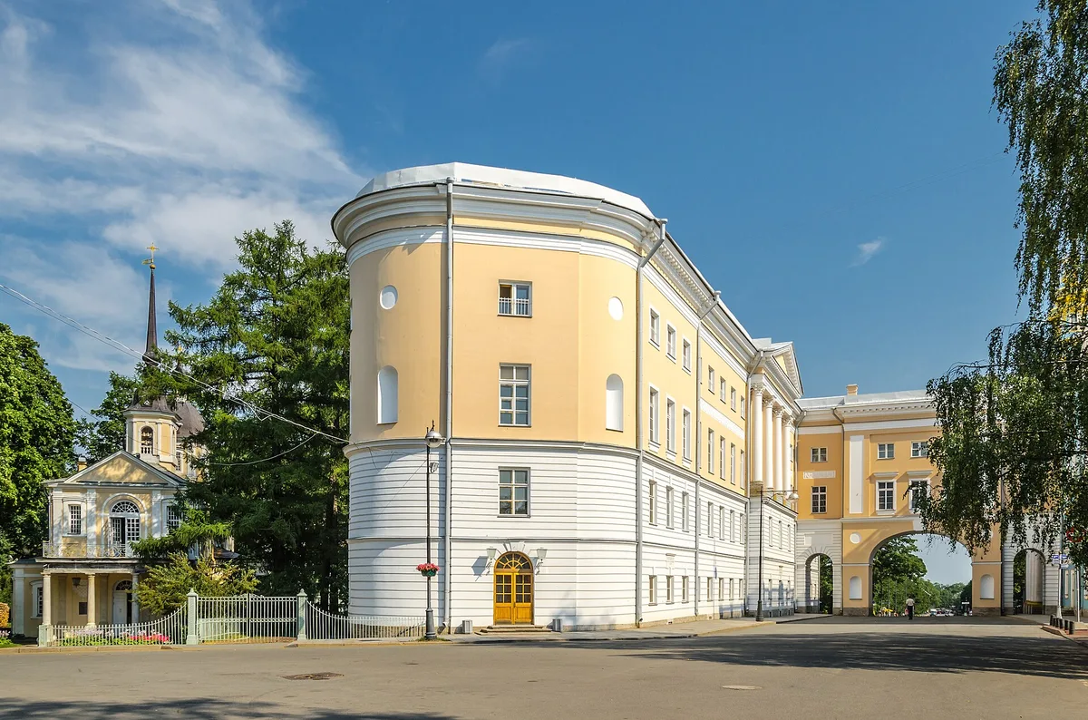 Здание Царскосельского лицея, основанного Александром I в 1811 году для подготовки государственных деятелей нового типа. Первый выпуск дал России А. С. Пушкина и будущего канцлера А. М. Горчакова