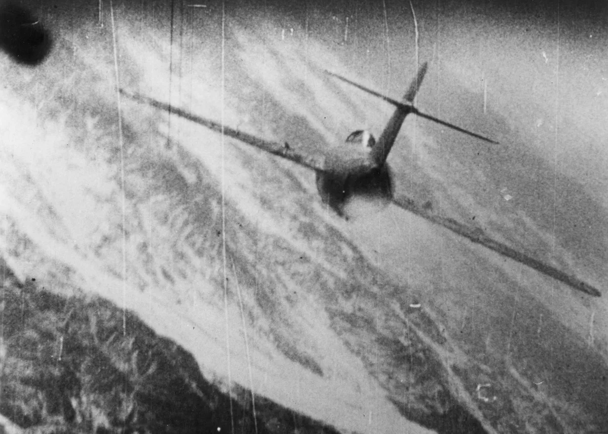 МиГ-15 под огнём в небе Кореи, около 1953 года — кадр американской фотопулемётной съёмки