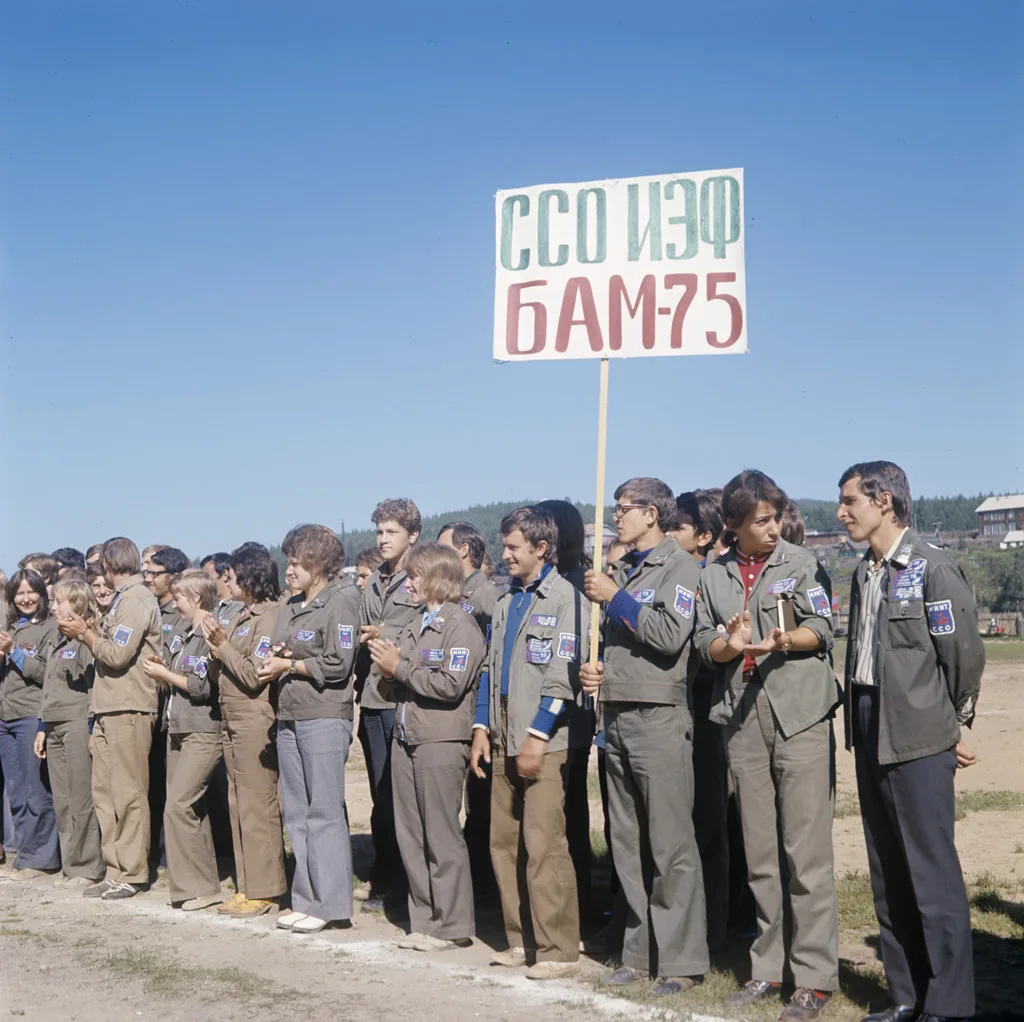 Студенческий строительный отряд на Байкало-Амурской магистрали, 1975 год. БАМ был объявлен Всесоюзной комсомольской стройкой; сквозное движение открылось в 1984 году