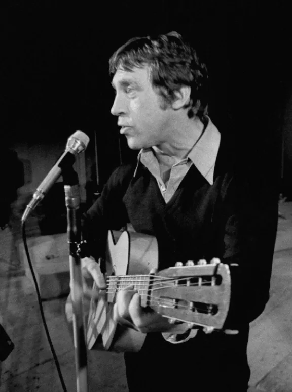 Владимир Высоцкий, 1979 год. Записи бардовских песен расходились по стране на магнитофонных плёнках — это явление получило название «магнитофонная революция»