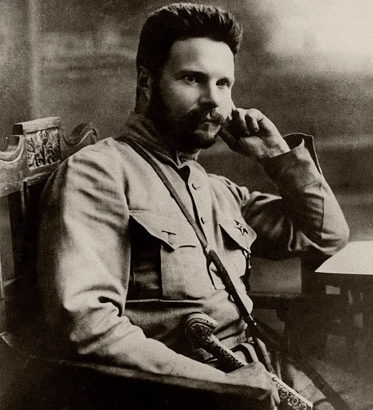 Михаил Васильевич Фрунзе (1885–1925) — один из руководителей Красной армии. В 1919 году командовал Южной группой против Колчака, осенью 1920 года руководил разгромом Врангеля в Крыму