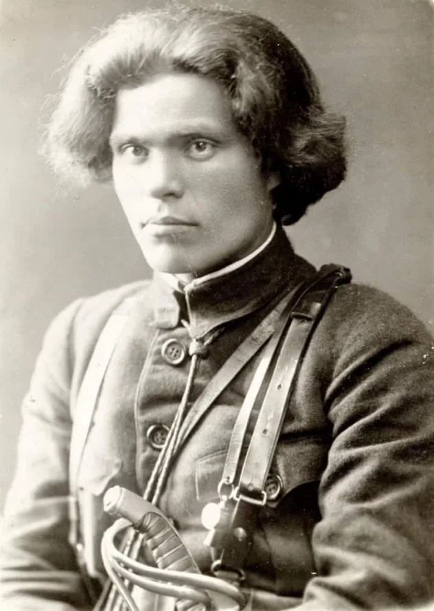 Нестор Иванович Махно (1889–1934) — анархист, вождь крестьянского повстанческого движения на Левобережье Днепра. Его армия доходила до 50 тыс. человек и трижды заключала соглашения с советской властью