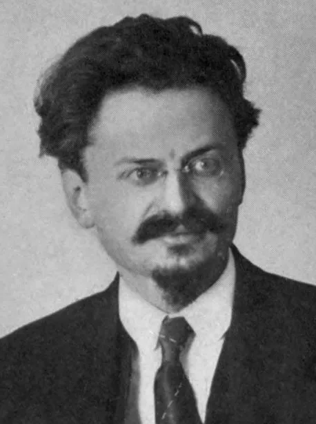 Лев Давидович Троцкий (1879–1940) — председатель Реввоенсовета республики и нарком по военным и морским делам. Настоял на призыве в РККА бывших царских офицеров и на введении института военных комиссаров
