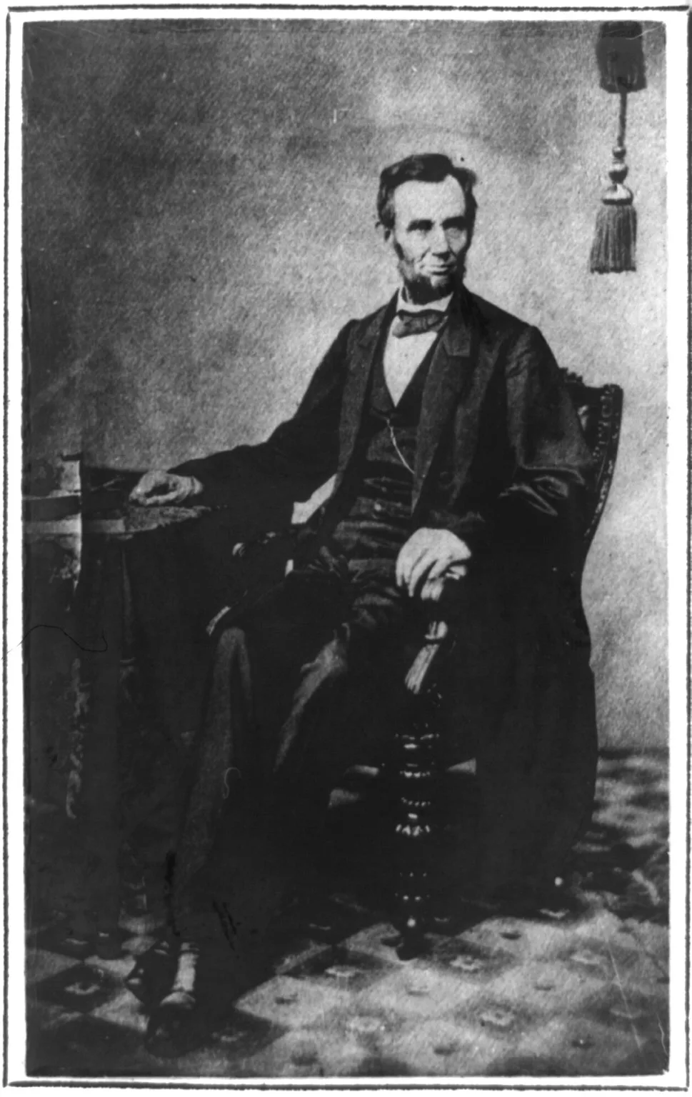 Президент Авраам Линкольн (фото 1863 г.) — лидер Севера, отменивший рабство; убит в апреле 1865 года