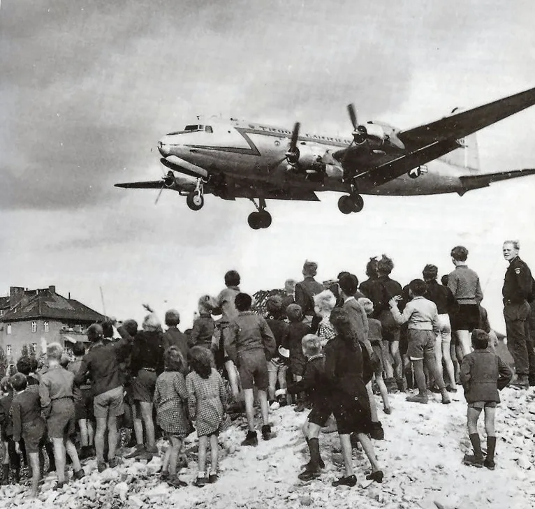 Берлинские дети наблюдают за посадкой самолёта «воздушного моста», 1948 год