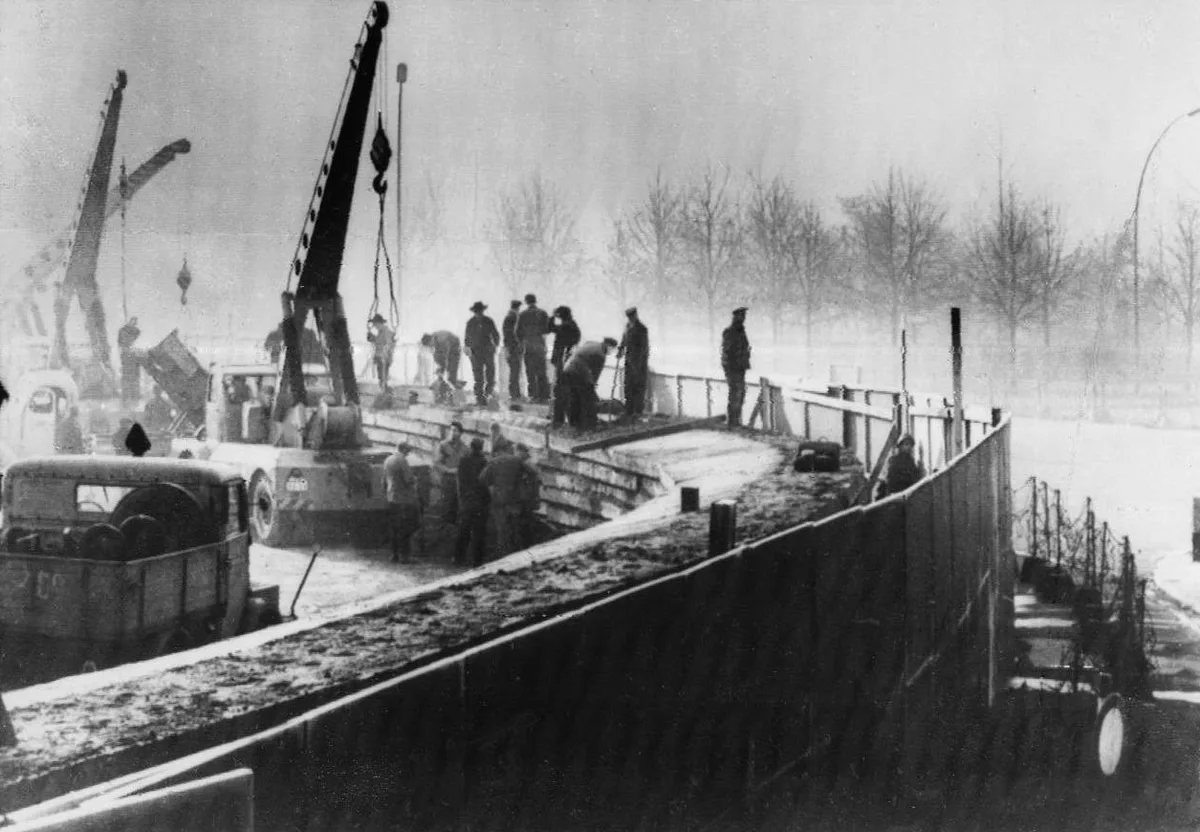 Строительство Берлинской стены, ноябрь 1961 года