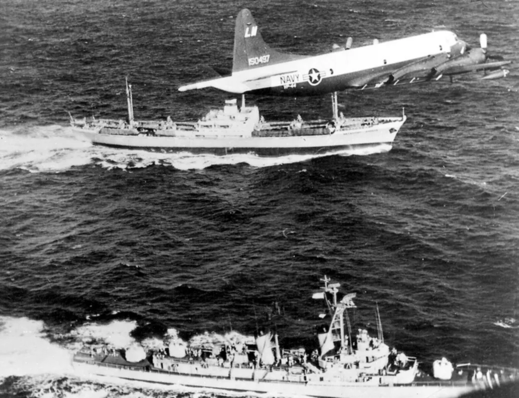 Эсминец и самолёт ВМС США рядом с советским судном у берегов Кубы, 1962 год