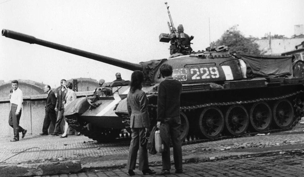 Танк с опознавательной полосой войск ОВД на улице Праги, август 1968 года