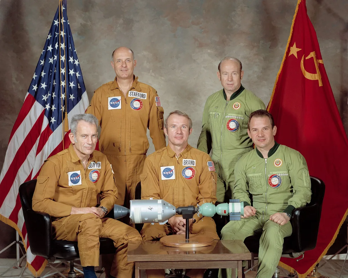 Экипажи «Союза-19» и «Аполлона» с моделью состыкованных кораблей, 1975 год