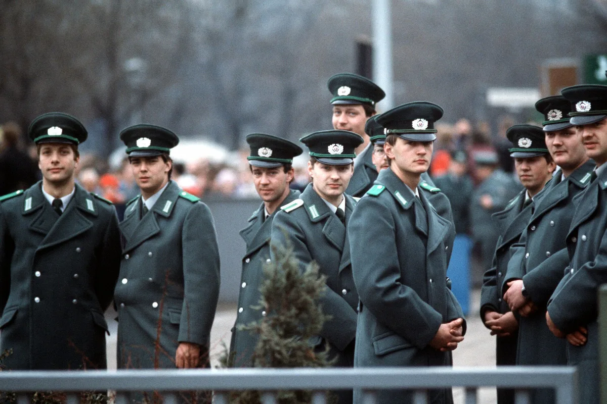 Народная полиция ГДР у нового прохода в Берлинской стене, конец 1989 года