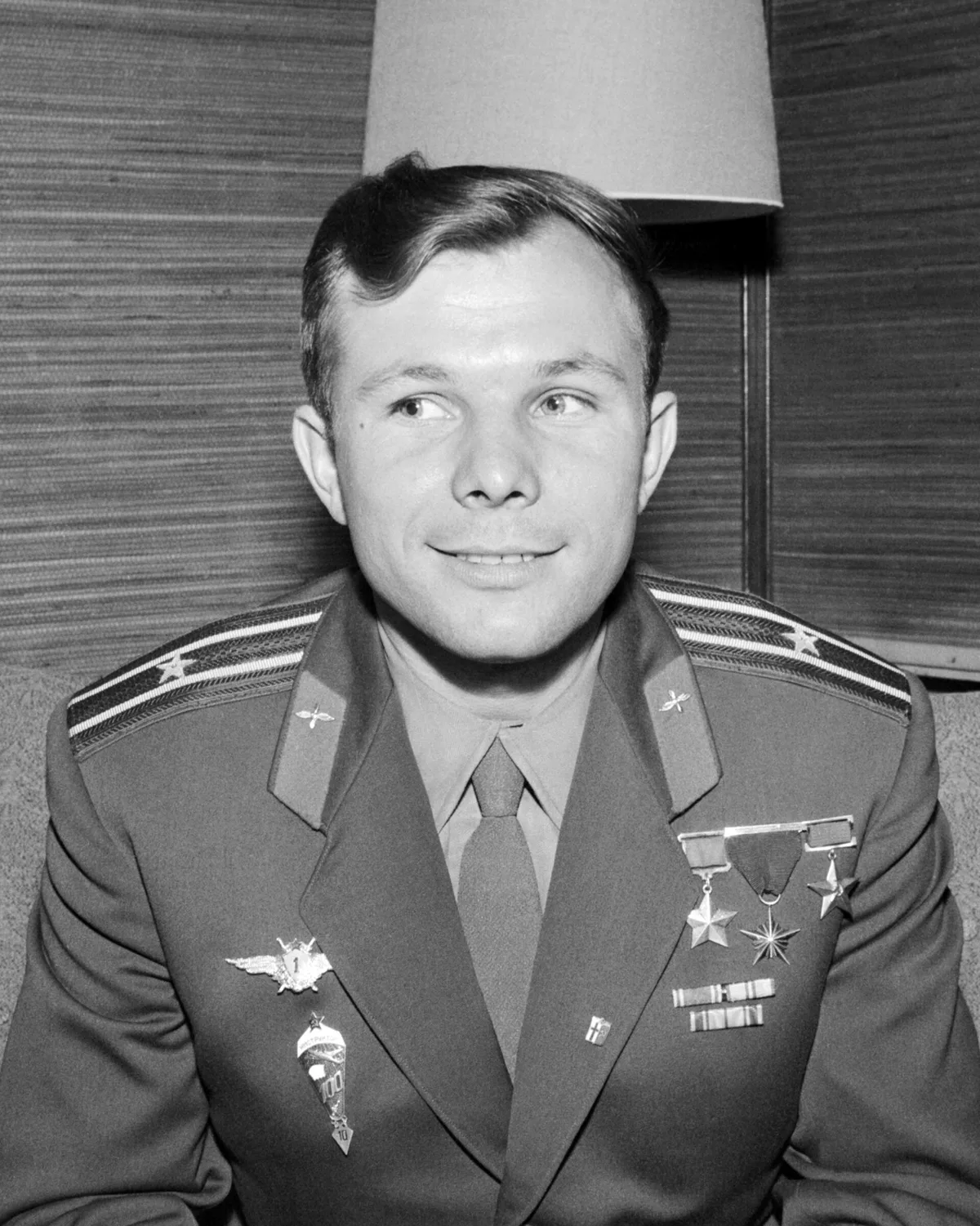 Юрий Гагарин (1934–1968) — первый человек в космосе. Полёт на корабле «Восток-1» 12 апреля 1961 года продолжался 108 минут