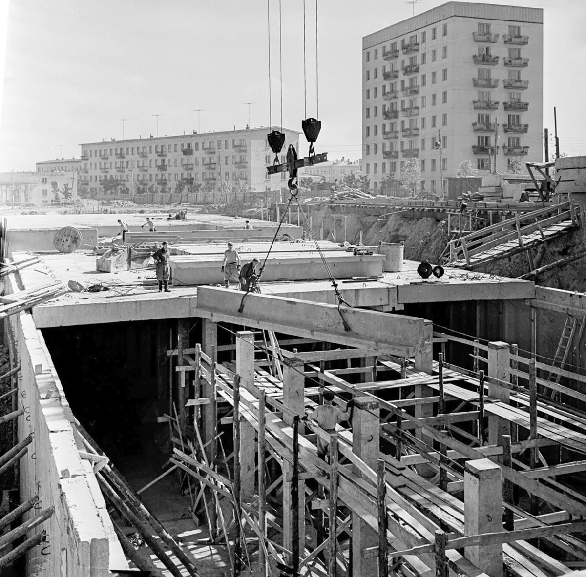 Строительство жилых домов в московских Новых Черёмушках, конец 1950-х годов. За 1956–1964 годы городской жилищный фонд вырос на 80 %, новоселье справили около 54 млн человек