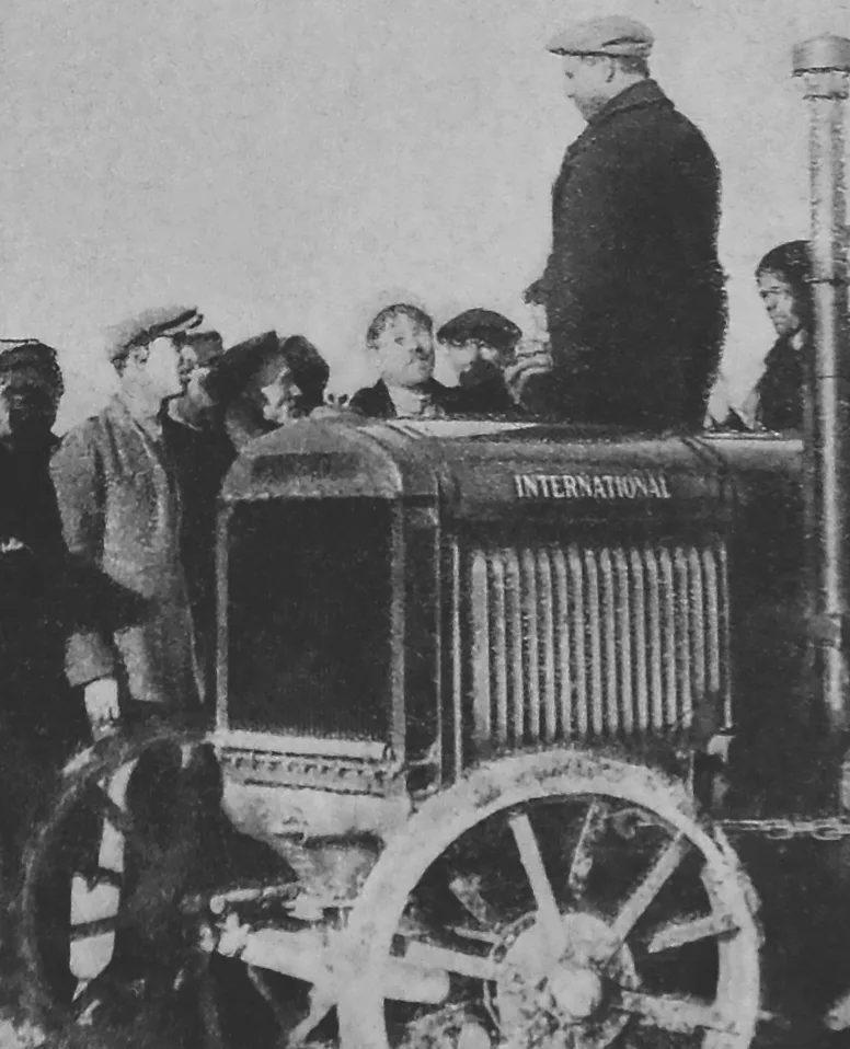 Колхозники рассматривают трактор, Украинская ССР. Технику предоставляли государственные машинно-тракторные станции (МТС): именно механизация постепенно и сделала колхозы работающими хозяйствами