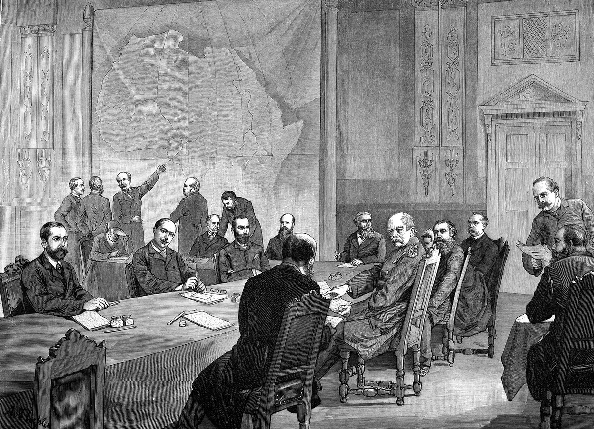 Берлинская конференция 1884–1885 годов: европейские державы во главе с Бисмарком договариваются о разделе Африки — на стене карта континента
