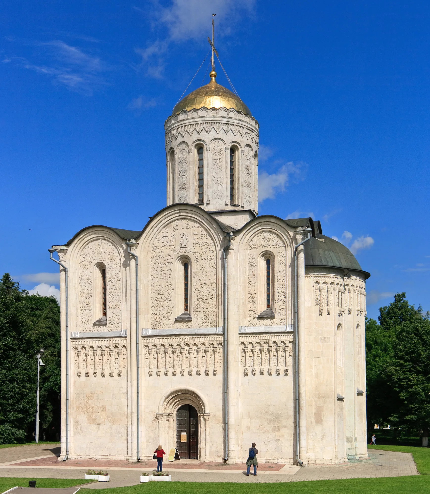 Дмитриевский собор во Владимире (1194–1197) — знаменит резьбой по белому камню на фасадах
