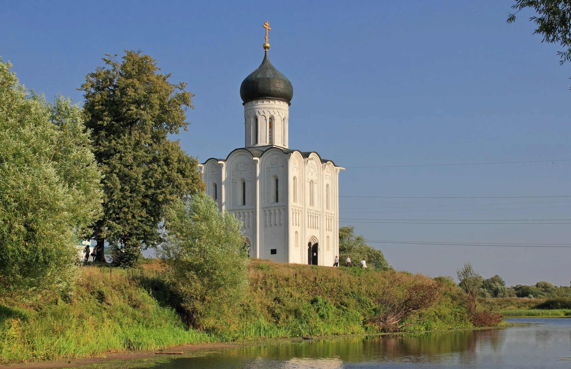 Церковь Покрова на Нерли (1165) — жемчужина белокаменного владимиро-суздальского зодчества