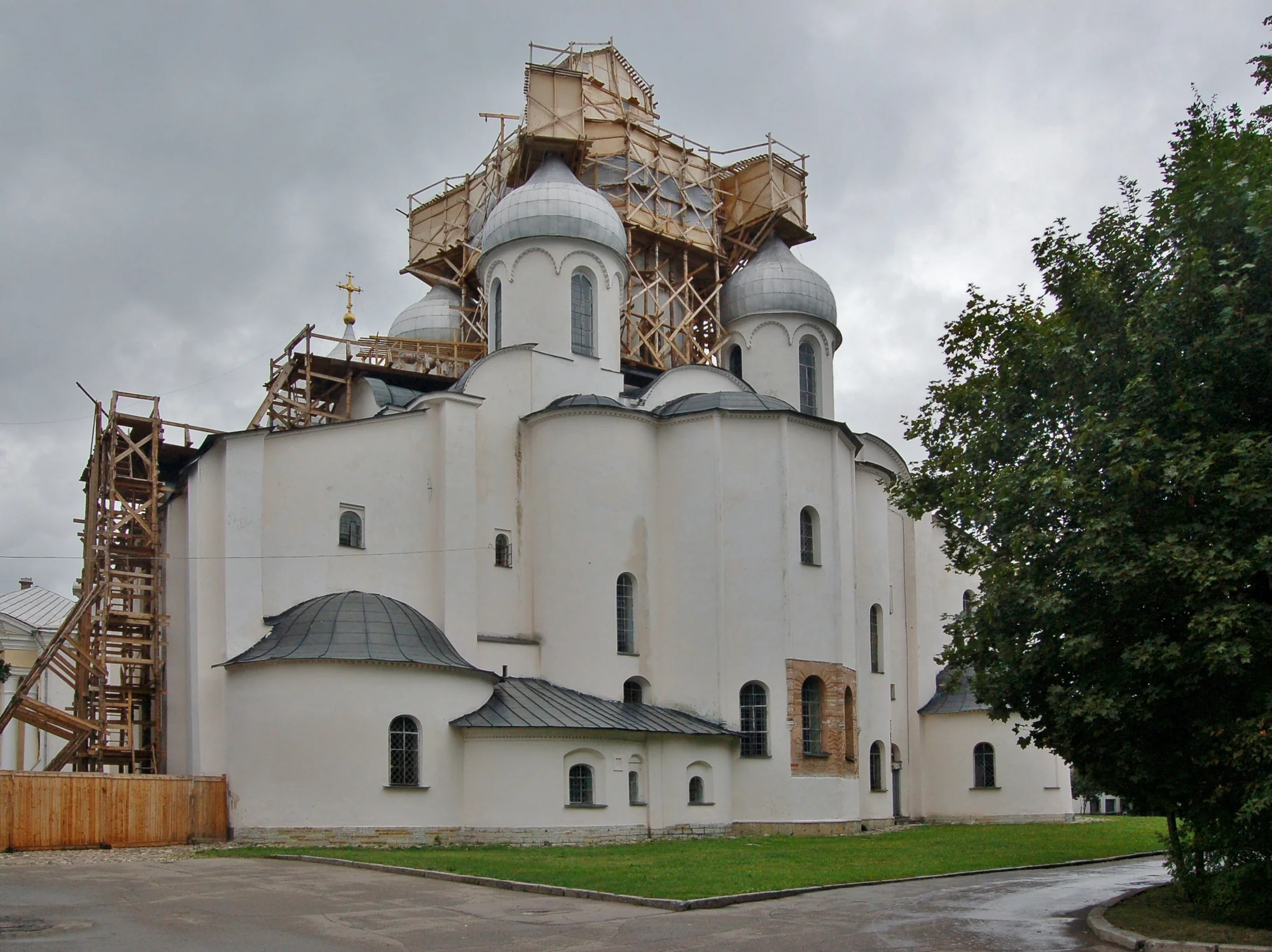 Софийский собор в Великом Новгороде (1045–1050) — крестово-купольный храм, сохранивший древнерусский облик