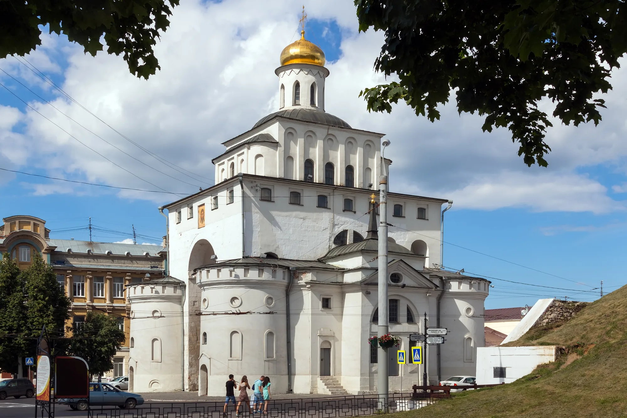 Золотые ворота во Владимире (1164) — редкий памятник военно-оборонительного зодчества Древней Руси