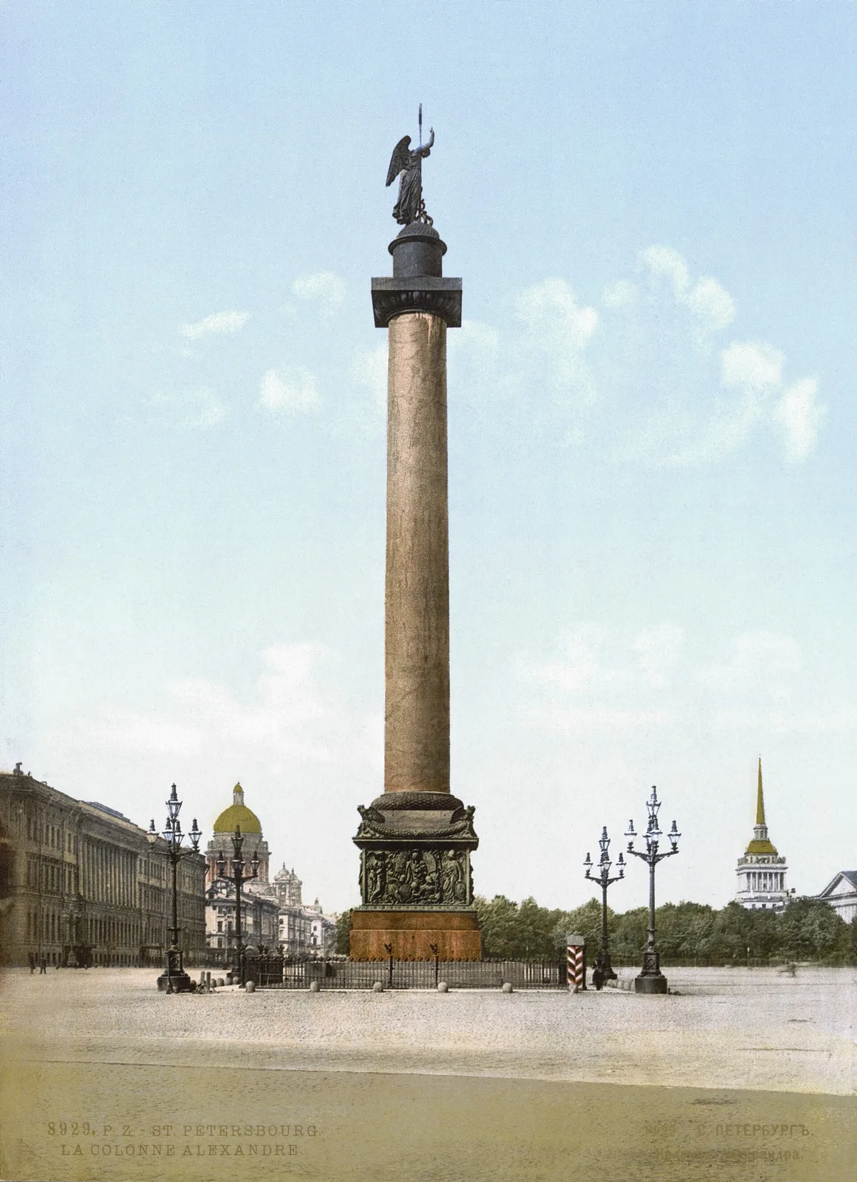Александровская колонна (1834) на Дворцовой площади — гранитный монолит держится собственным весом; ангел работы Б. Орловского