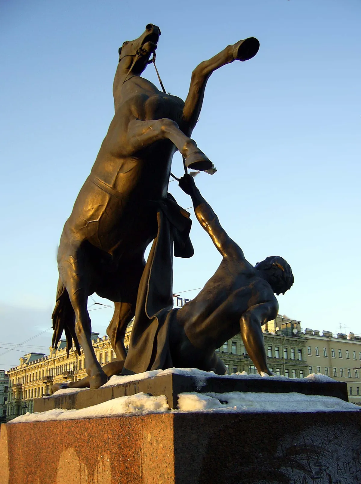 «Укротители коней» П. Клодта на Аничковом мосту (1841–1850) — четыре группы показывают стадии укрощения коня человеком