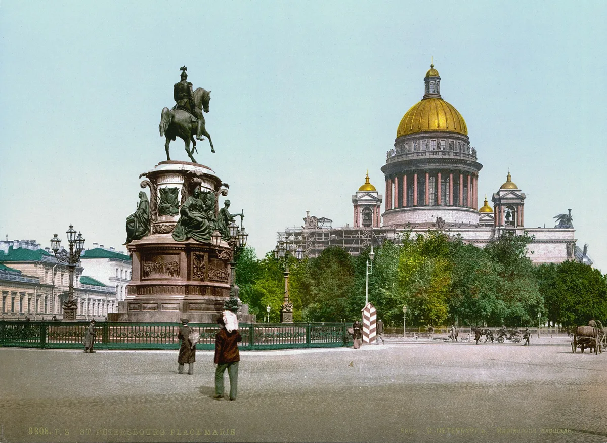 Памятник Николаю I (П. Клодт, 1859) на Мариинской площади — конная статуя всего на двух точках опоры; справа Исаакиевский собор