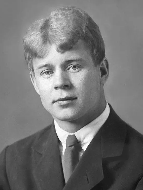 Сергей Есенин (1895–1925) — поэт, вокруг которого сложилось объединение имажинистов. О себе он написал: «Остался в прошлом я одной ногою, скольжу и падаю другою»