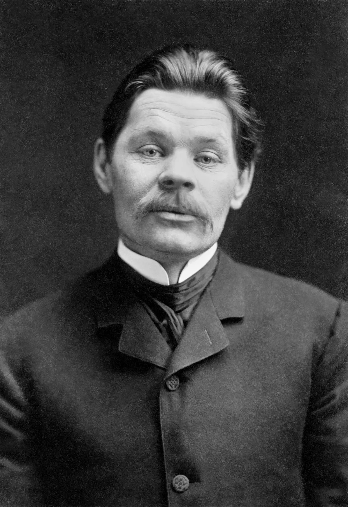 Максим Горький (А. Пешков, 1868–1936) — «главный пролетарский писатель», в 1934–1936 годах глава Союза писателей СССР. Автор пьесы «На дне», романа «Мать» и трилогии «Детство», «В людях», «Мои университеты»