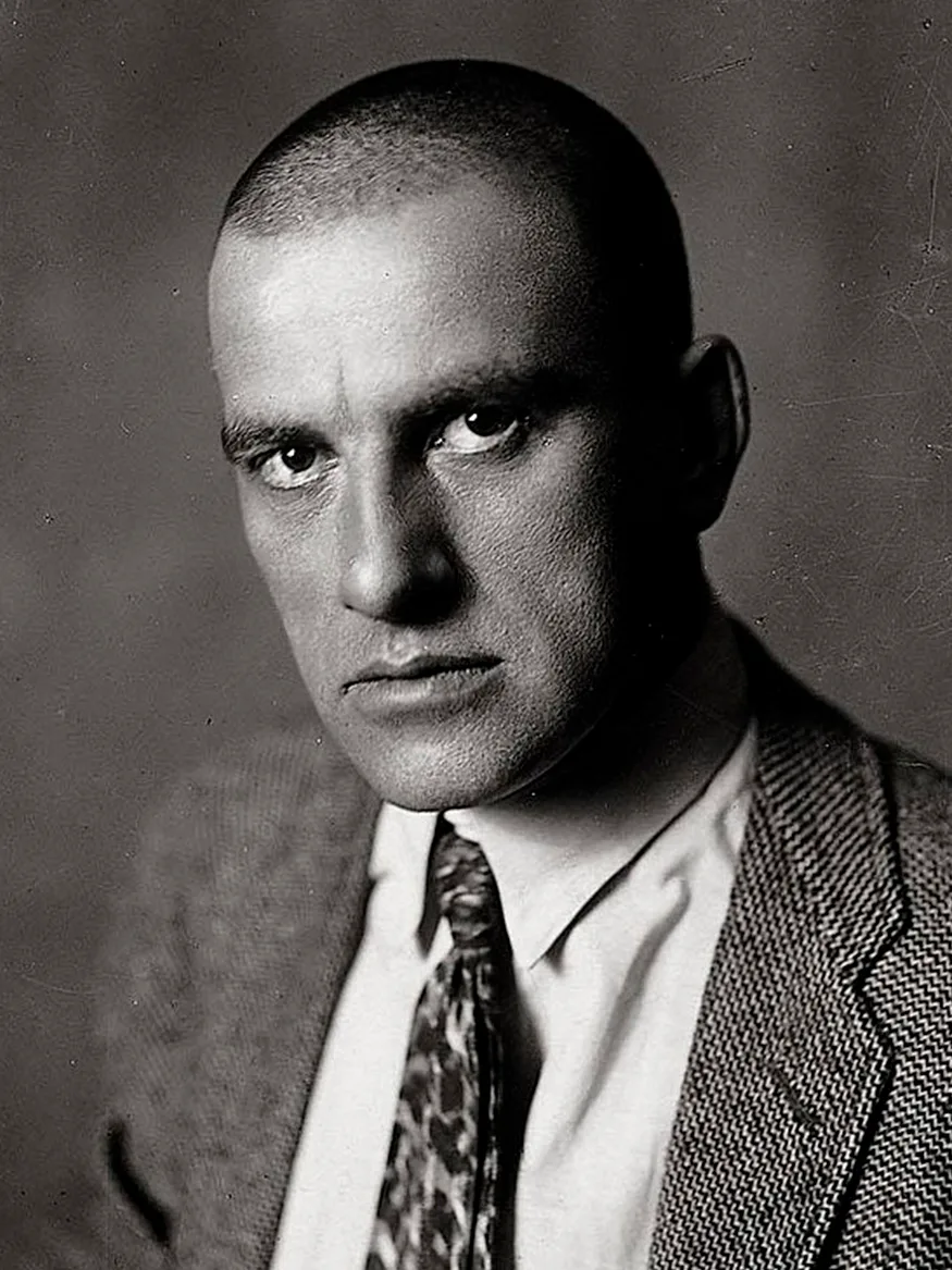 Владимир Маяковский (1893–1930) — лидер объединения ЛЕФ, автор поэмы «Хорошо!» и сатирических пьес «Клоп» и «Баня». Его самоубийство, как и гибель Есенина, стало огромной потерей для отечественной культуры