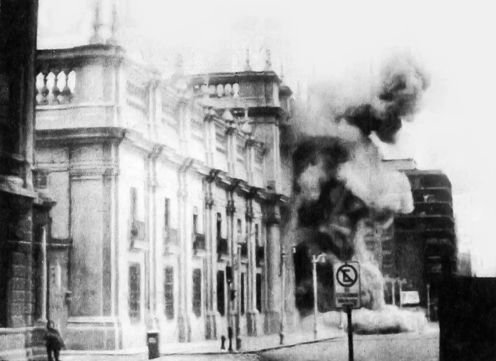 Дворец Ла-Монеда в огне 11 сентября 1973 года