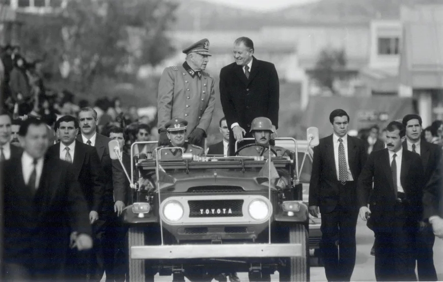 А. Пиночет и избранный президент П. Эйлвин, март 1990 года — передача власти