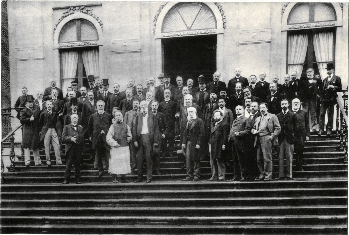 Первая мирная конференция в Гааге 1899 года, созванная по инициативе России, — попытка ограничить гонку вооружений