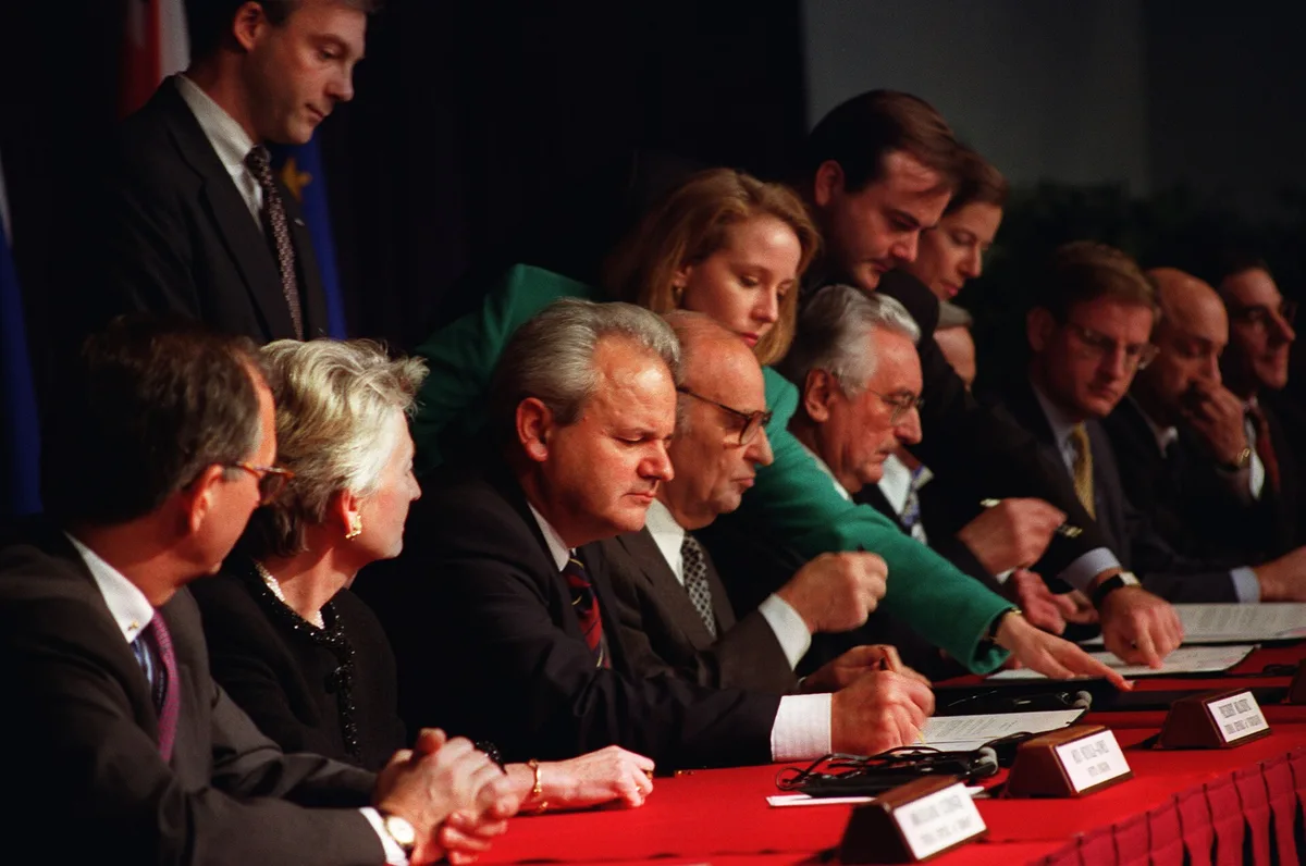 Подписание Дейтонских соглашений, 1995 год: в центре — С. Милошевич