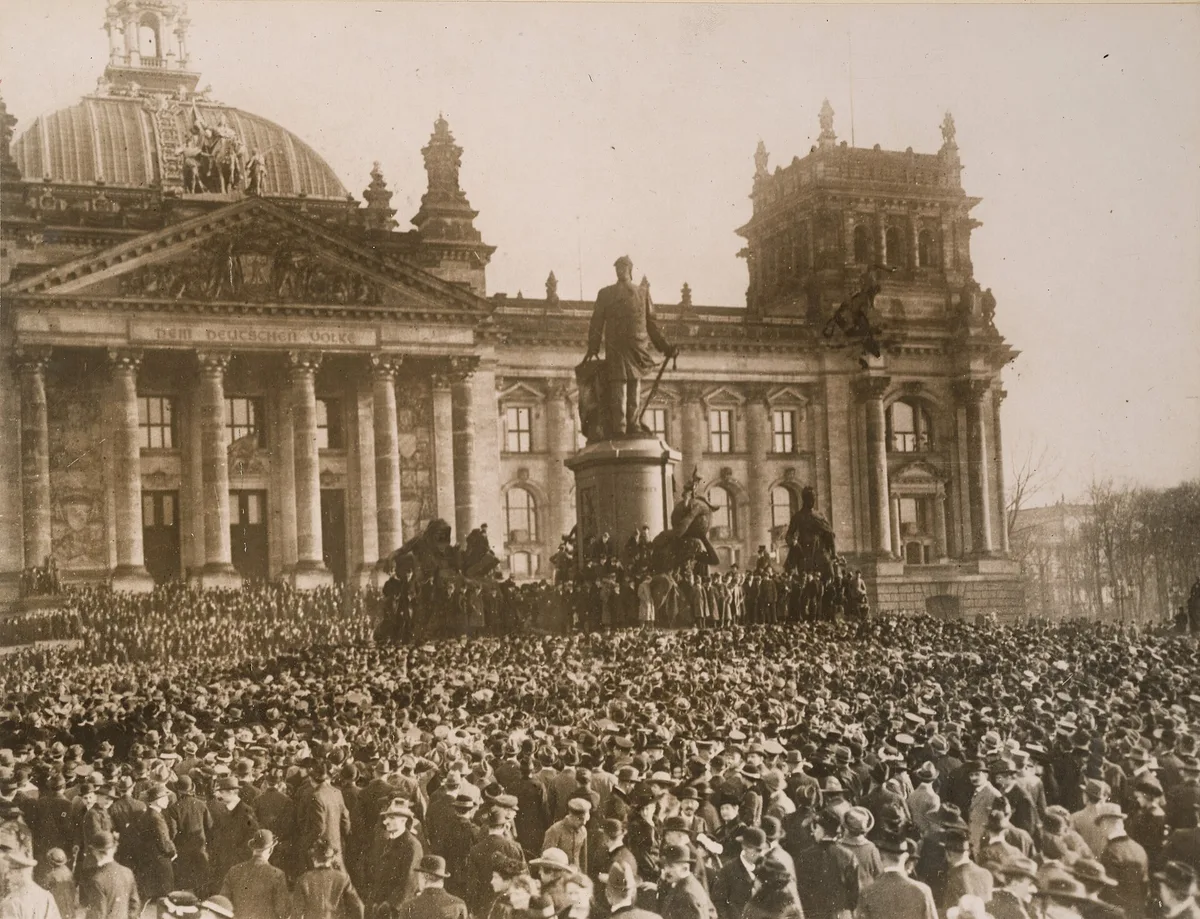 Толпа перед зданием рейхстага в Берлине в ноябрьские дни 1918 года, когда Германия была провозглашена республикой