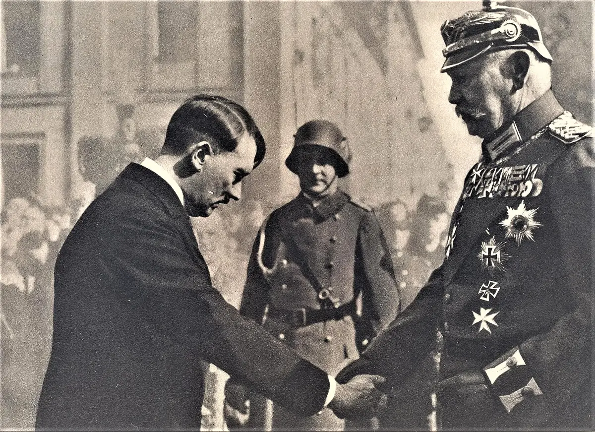 Гитлер и президент П. фон Гинденбург в Потсдаме, 21 марта 1933 года
