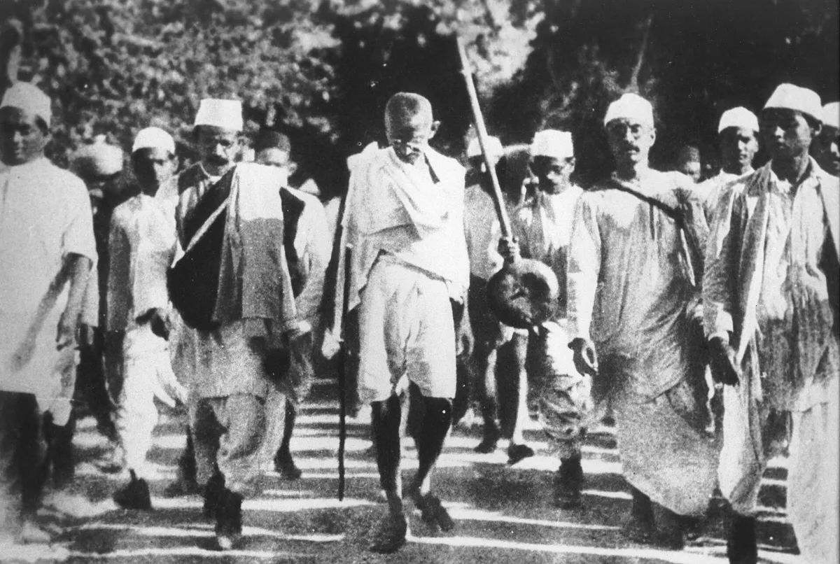 М. Ганди во главе колонны участников Соляного похода, 1930 год