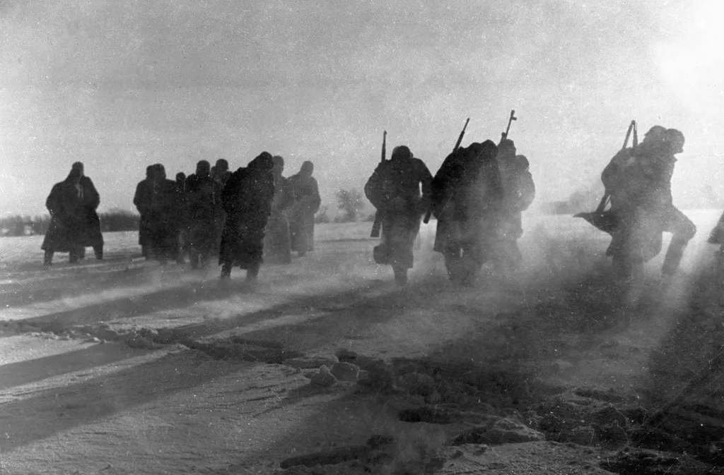 Атака советских войск под Москвой зимой 1941/42 года. Контрнаступление началось 5—6 декабря при температуре до −35 °C и отбросило противника от столицы на 100—250 км