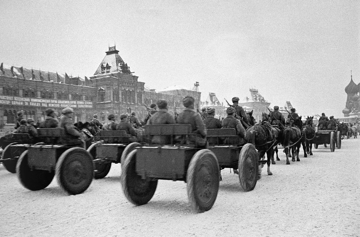 Красная площадь, 7 ноября 1941 года: участники парада покидают площадь и уходят прямо на фронт. Парад провели, несмотря на осадное положение, а репортаж транслировали по радио на весь мир