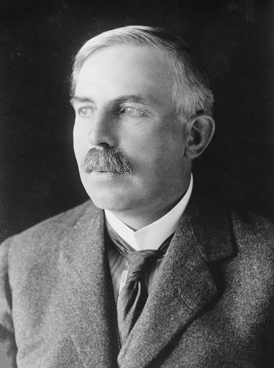 Э. Резерфорд, открывший протон в 1919 году