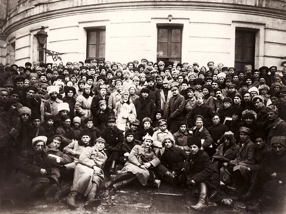 Делегаты X съезда РКП(б), март 1921 года (в центре — В. Ленин). Именно на этом съезде было объявлено о замене продразвёрстки продналогом — с этого решения начался нэп