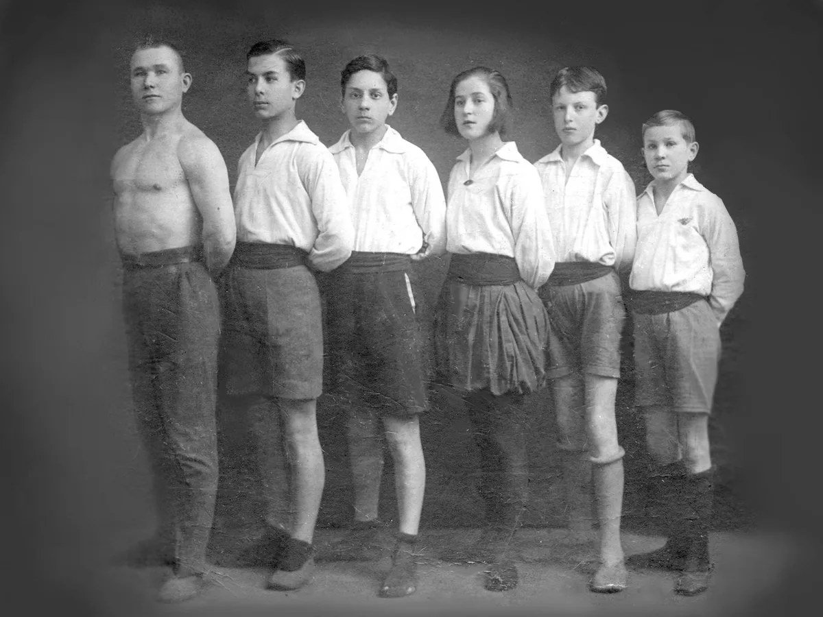 Первый пионерский отряд на занятиях спортом. Петроград, 1923 год. Пионерская организация возникла в 1922 году; вместе с комсомольцами пионеры помогали бороться с безграмотностью и беспризорностью