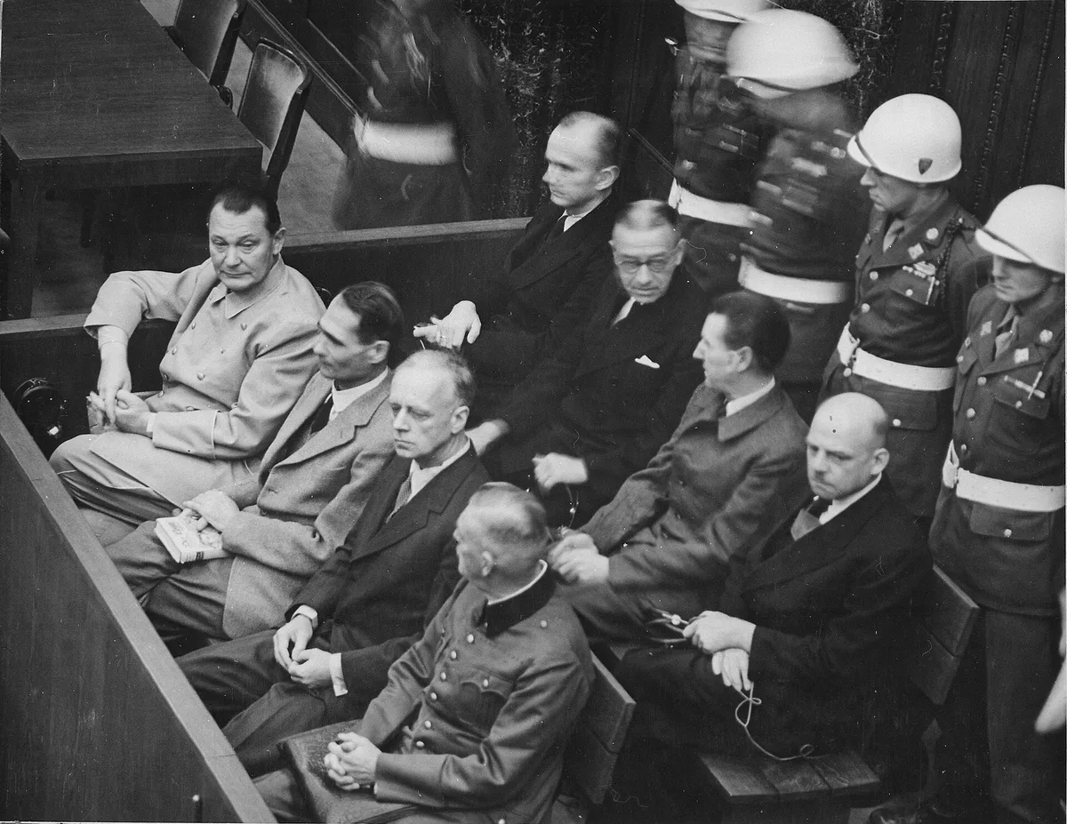 Скамья подсудимых Нюрнбергского процесса, 1946 год. Суд шёл с 20 ноября 1945 по 1 октября 1946 года; из 24 обвиняемых 10 были приговорены к смертной казни