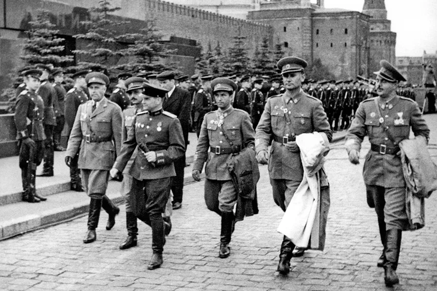 Парад Победы 24 июня 1945 года: знаменосцы несут штандарты разгромленных немецких соединений. Кульминацией парада стало низвержение этих знамён к подножию Мавзолея