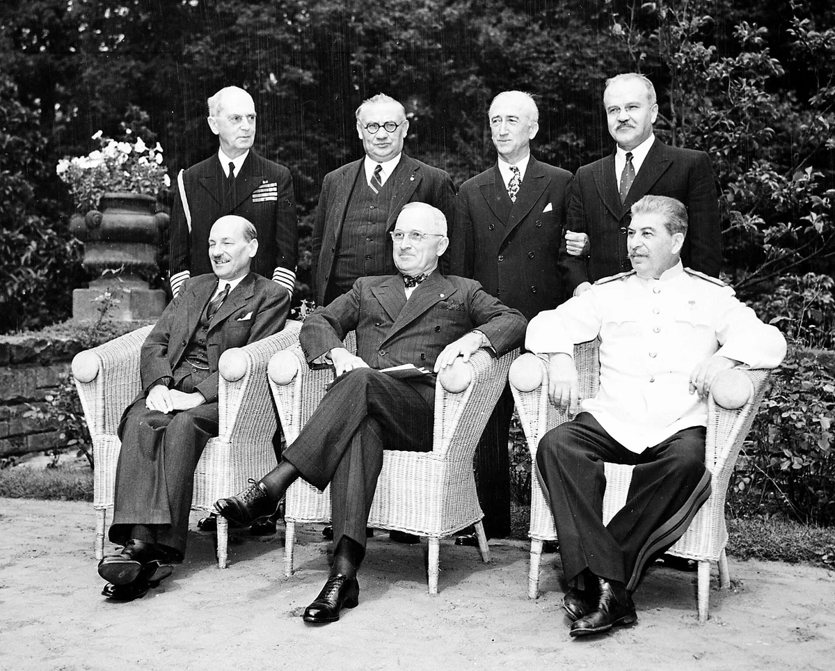 Потсдамская конференция, июль 1945 года: К. Эттли, Г. Трумэн и И. Сталин, за ними — В. Молотов (справа). Здесь был согласован принцип четырёх «Д» и передача СССР части Восточной Пруссии с Кёнигсбергом