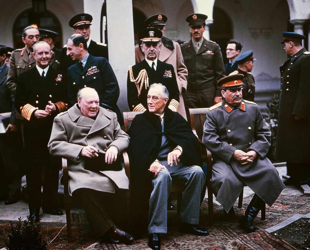 Ялтинская конференция, февраль 1945 года: У. Черчилль, Ф. Рузвельт и И. Сталин. Здесь были согласованы условия капитуляции Германии, зоны оккупации и решение созвать конференцию в Сан-Франциско для учреждения ООН