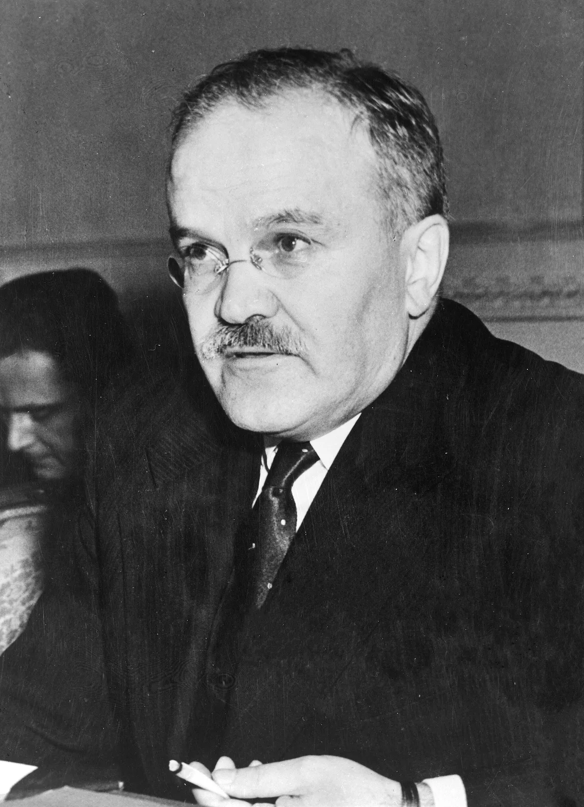 Вячеслав Михайлович Молотов (1890–1986) — глава правительства и нарком иностранных дел с мая 1939 года. Перед ним была поставлена задача если не предотвратить войну, то хотя бы отсрочить её начало