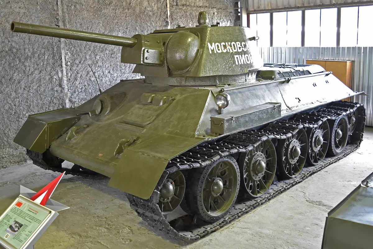 Танк Т-34 конструкции М. Кошкина — по основным характеристикам он превосходил технику противника. Всего с 1940 по 1950-е годы выпущено почти 66 тыс. Т-34 разных модификаций