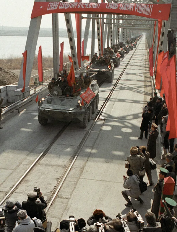 Вывод советских войск из Афганистана через Термезский мост, февраль 1989 года. Вывод завершился 15 февраля; последним территорию Афганистана покинул командующий 40-й армией Б. Громов