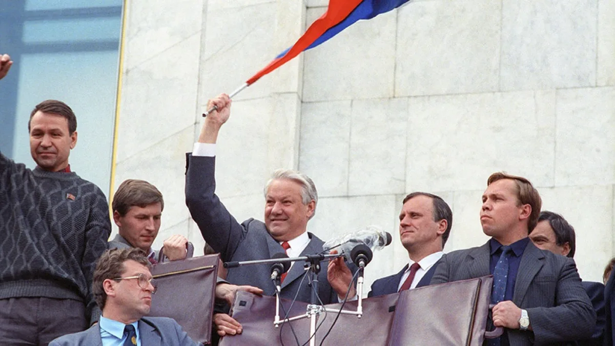 Б. Ельцин у здания Верховного Совета РСФСР, 22 августа 1991 года — в день, когда деятельность ГКЧП была прекращена