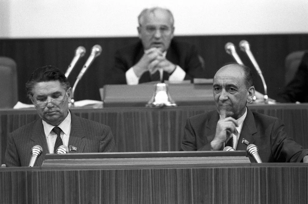 I Съезд народных депутатов СССР, май — июнь 1989 года. Заседания впервые транслировались в прямом эфире, и их обсуждала вся страна