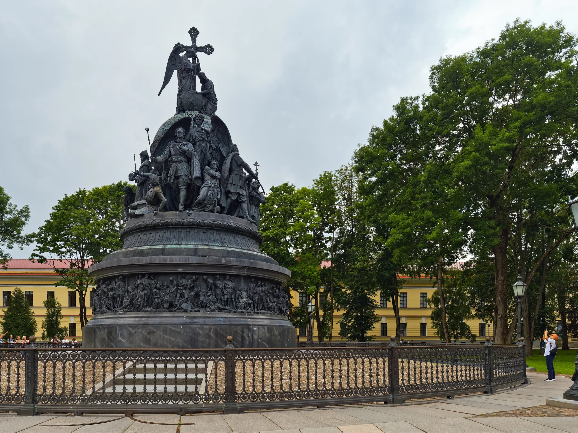 Памятник «Тысячелетие России» (скульптор М. О. Микешин, 1862). Великий Новгород — символ основных эпох русской истории